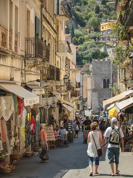 Il centro di Taormina nell'Italia meridionale sull'isola di Sicilia — Foto Stock