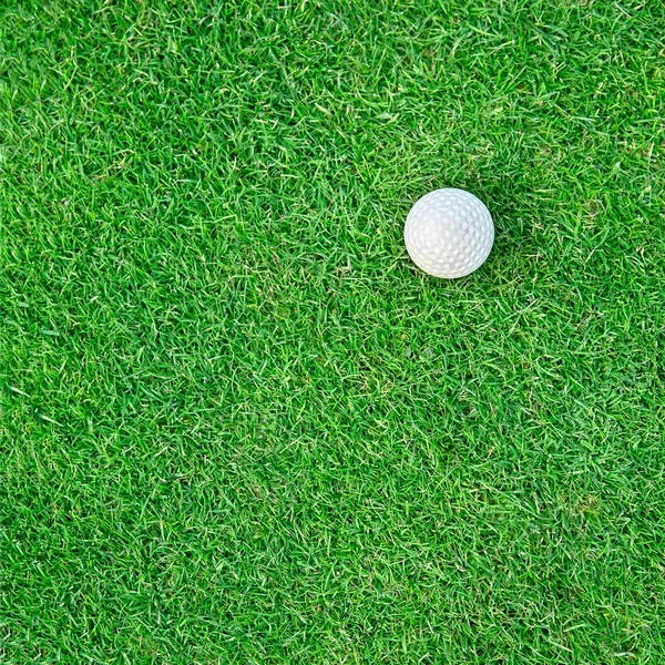 Pelota de golf en la hierba para la tela Fondo — Foto de Stock