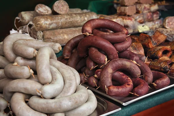 Oferă semifabricate de porci - cârnați, cârnați de sânge, budincă albă — Fotografie, imagine de stoc