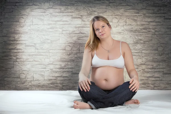 年轻孕妇的画像 — 图库照片