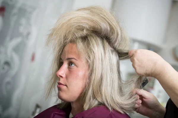 Bride at the hairdresser — Stock Photo, Image