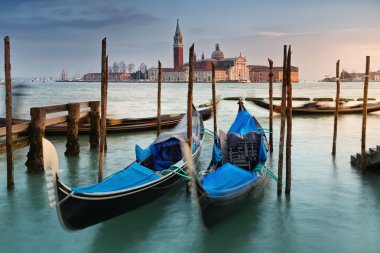 san giorgio maggiore önünde büyük kanal üzerindeki gondol 
