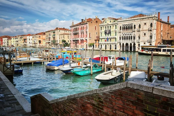 Typický pohled na kanálu canale grande v Benátkách, Itálie — Stock fotografie