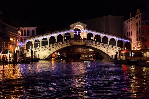 Most Rialto v Benátkách - noc — Stock fotografie
