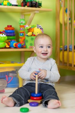 그의 방에 있는 놀이에 llittle 소년