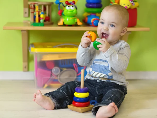 Pomarańczowy llittle chłopiec podczas zabawy w swoim pokoju — Zdjęcie stockowe