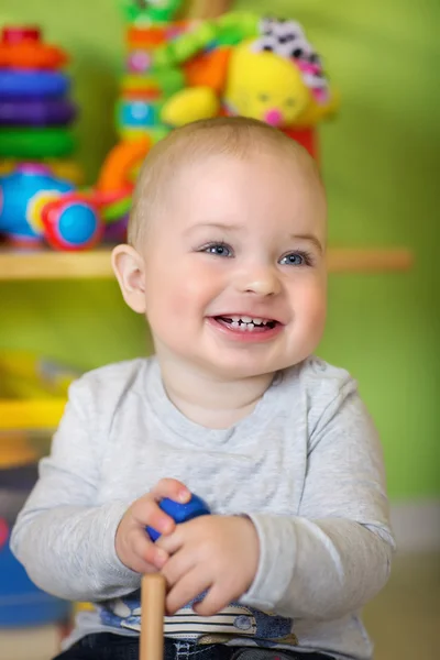 Llittle jongen in het spel in zijn kamer — Stockfoto