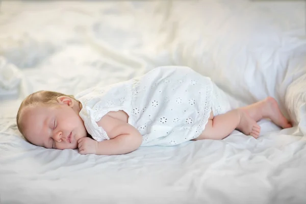 Bedårande flicka sover — Stockfoto