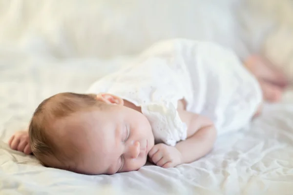 Entzückendes kleines Mädchen schläft — Stockfoto