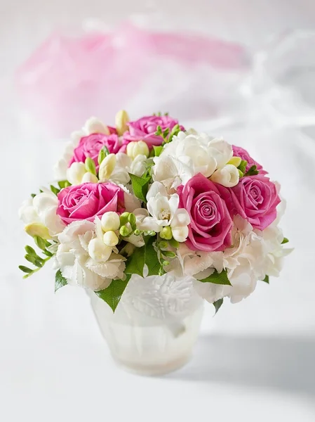 插在花瓶里的美丽婚礼花束 — 图库照片