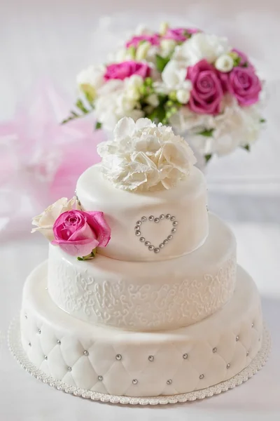 Traditionelle Hochzeitstorte mit Rosenblüten — Stockfoto