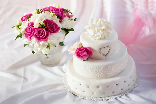 Bolo de casamento tradicional com flores de rosa — Fotografia de Stock