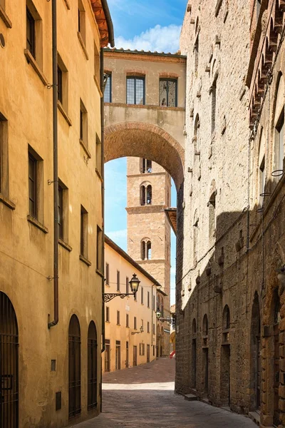 Jolie rue dans l'ancienne ville de Toscane — Photo