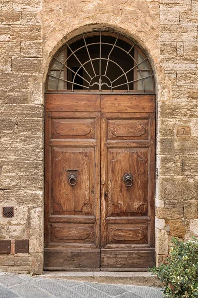 Picturesque door of Tuscany — Stock Photo, Image