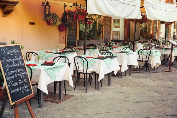 Rincón de comedor al aire libre en Toscana — Foto de Stock