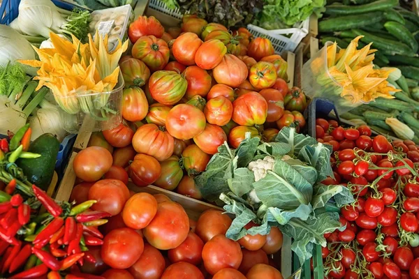 Hortalizas frescas y ecológicas en el mercado agrícola —  Fotos de Stock