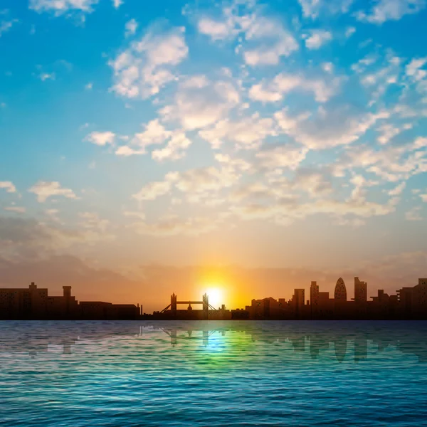 Abstracte natuur achtergrond met silhouet van Londen en zonsopkomst — Stockvector