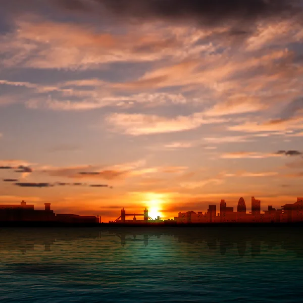 Abstrakte Natur Hintergrund mit Silhouette von London und Sonnenaufgang — Stockvektor