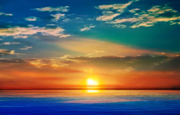 海の赤い夕日と雲の抽象的な自然背景 — ストックベクタ
