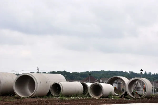 Betongrör för avlopp Stockbild