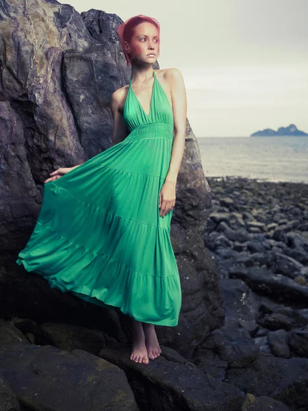 Senhora em vestido verde na praia — Fotografia de Stock