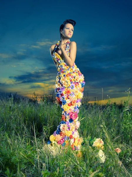 Hermosa dama en vestido de flores — Foto de Stock