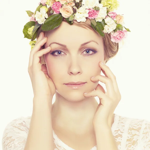 Hermosa joven con flores — Foto de Stock