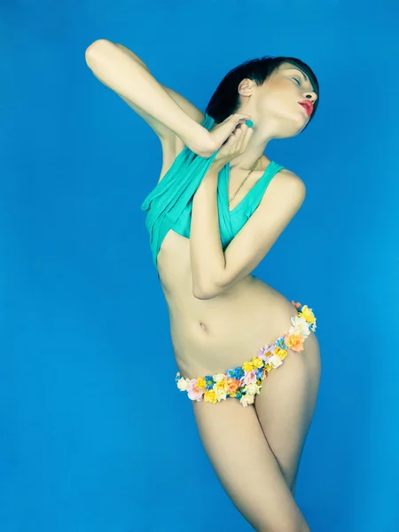 Dame en bikini floral — Photo