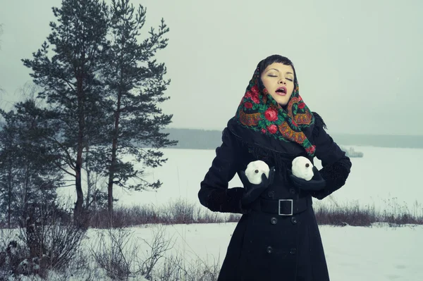 雪のボールを持つ女性 — ストック写真