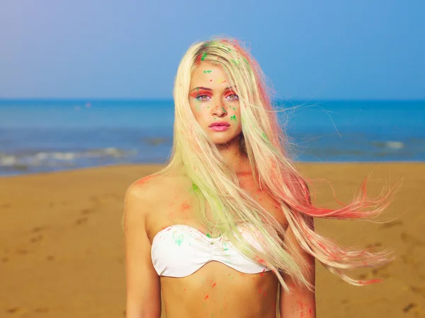 Schöne Blondine in hellen indischen Farben — Stockfoto