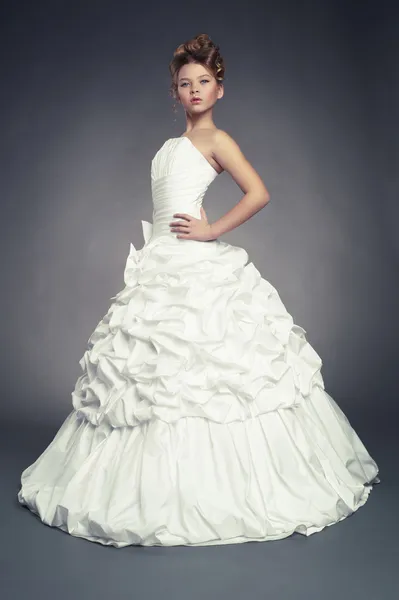 Menina princesa em vestido de baile branco — Fotografia de Stock