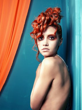 beyaz-kırmızı saçlı kadın