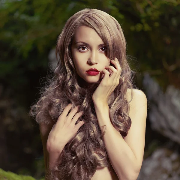針葉樹林の美しい女性 — ストック写真