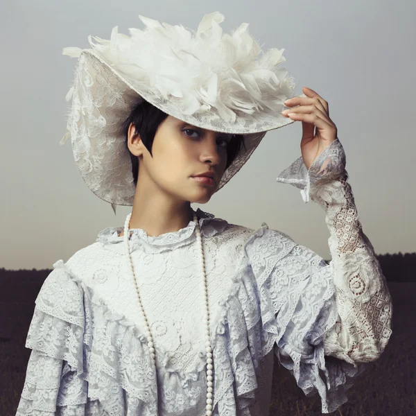 Mujer en gorra vintage — Foto de Stock