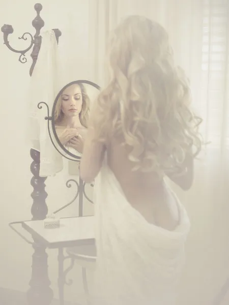 Mulher sedutora no espelho — Fotografia de Stock