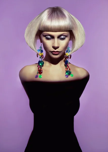 Senhora com penteado elegante — Fotografia de Stock