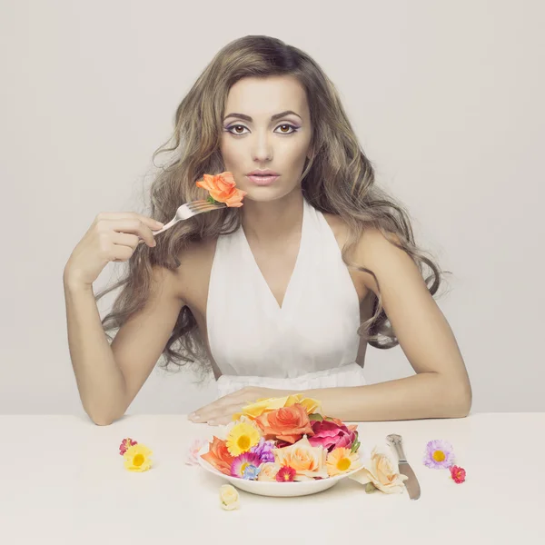 Lady eats flowers — Stock Photo, Image