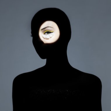 Gölge vücudunda gerçeküstü genç bir bayanla