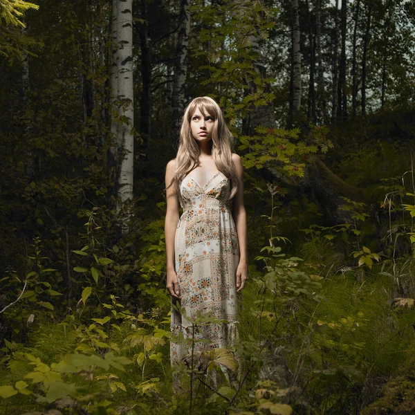 Μια Νεαρή Όμορφη Ξανθιά Φόρεμα Περπατάει Στο Δάσος Κορίτσι Στέκεται — Φωτογραφία Αρχείου