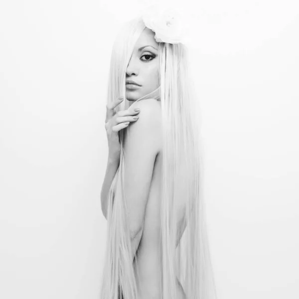 Модный Портрет Элегантной Женщины Роскошными Волосами Сексуальная Юная Леди Идеальным — стоковое фото
