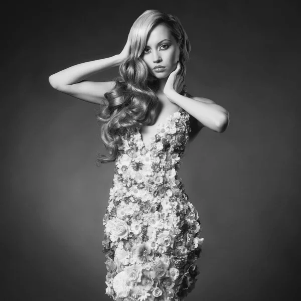 花のドレスで咲く豪華な女性のスタジオ ポートレート — ストック写真