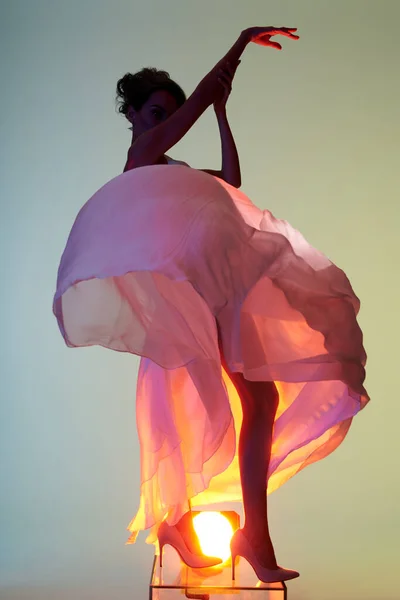 Красивая Юная Леди Позирует Фотостудии Шикарном Платье Сексуальная Модель Ярко — стоковое фото