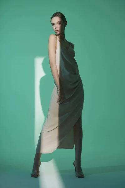 Женщина Элегантном Модном Платье Красивая Модель Позирует Студии Вечерней Одежде — стоковое фото