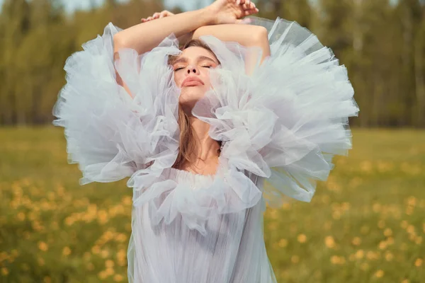 Young Beautiful Girl White Wedding Dress Sexy Blonde Chic Classic — Fotografia de Stock