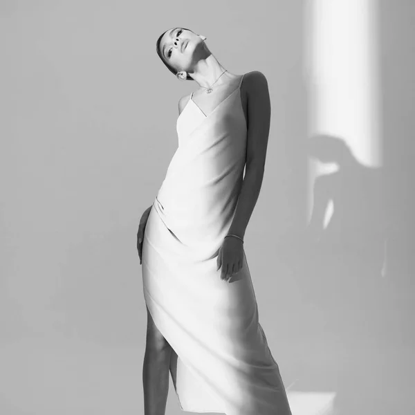 Femeie Rochie Elegantă Modă Frumos Model Pozează Studio Haine Seară Imagine de stoc