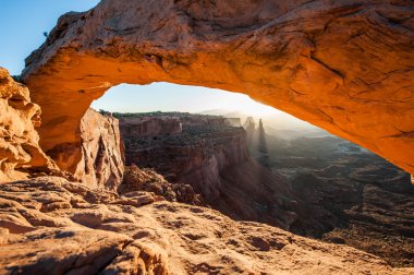 güneş doğarken parlayan mesa arch