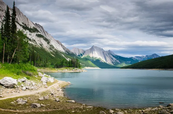 Medicine Lake, Parque Nacional Jasper — Fotografia de Stock
