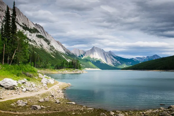 Lake Medicine, park narodowy jasper — Zdjęcie stockowe