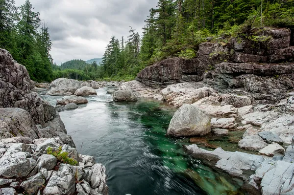 Rivière sur le col Sutton, île de Vancouver — Photo