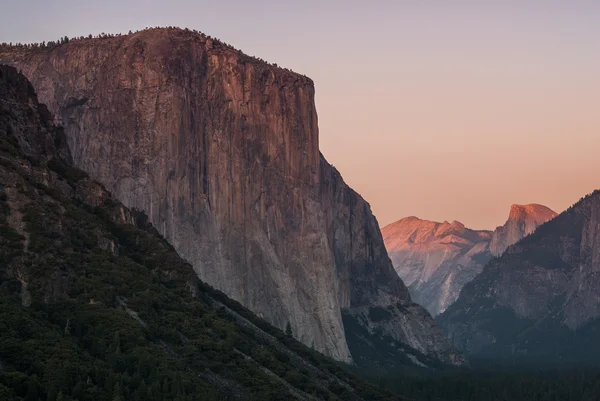 Západ slunce na el capitan a polovina dome od tunelu zobrazení — Stock fotografie